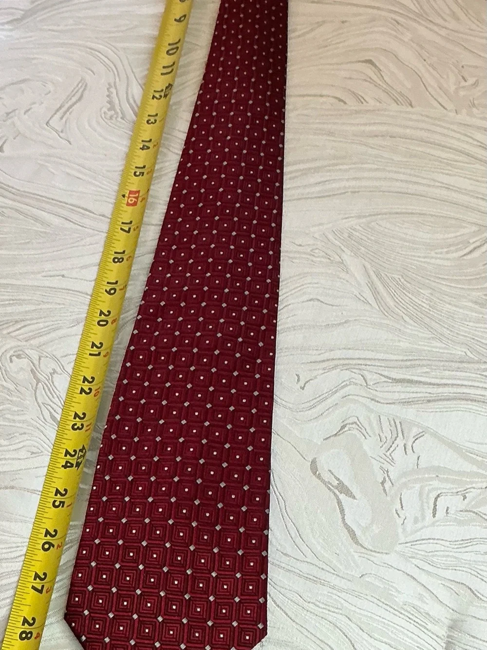 DONAL J. TRUMP SIGNATURE COLLECTION. 100% SILK RED GEOMETRIC. MENS TIE.